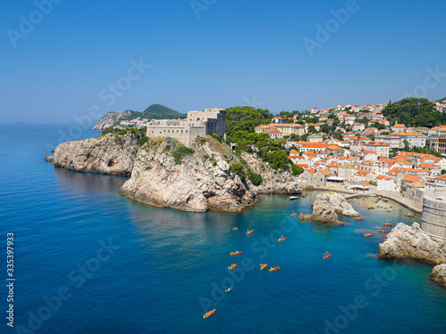 Vistas de la bahía de aguas idílicas de Dubrovnik , desde la fortaleza medieval, en Croacia, verano de 2019