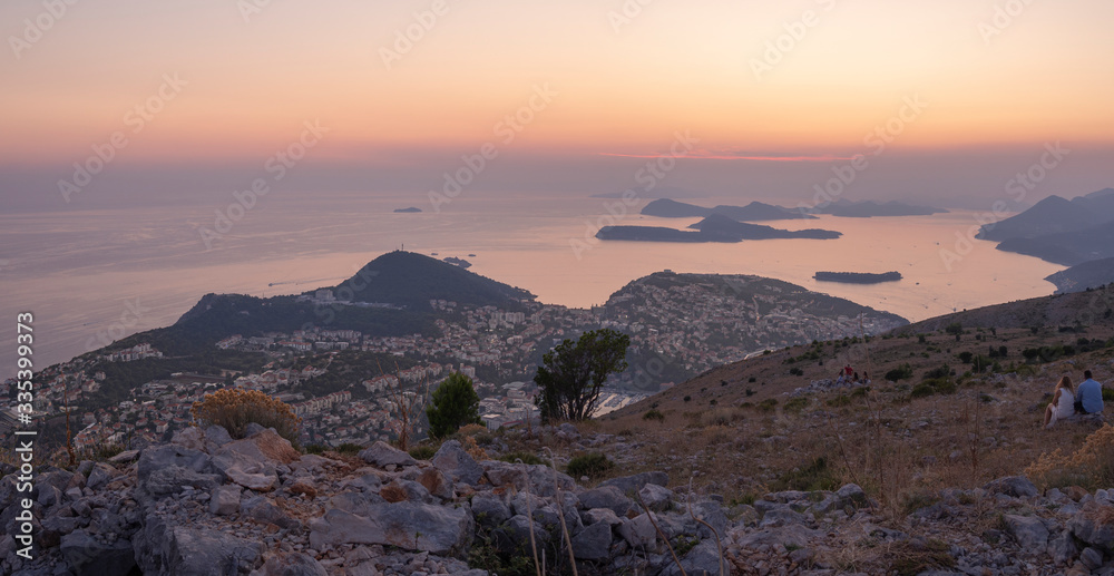 Vistas panorámicas de la costa de Dubrovnik al atardecer, en Croacia, verano de 2019