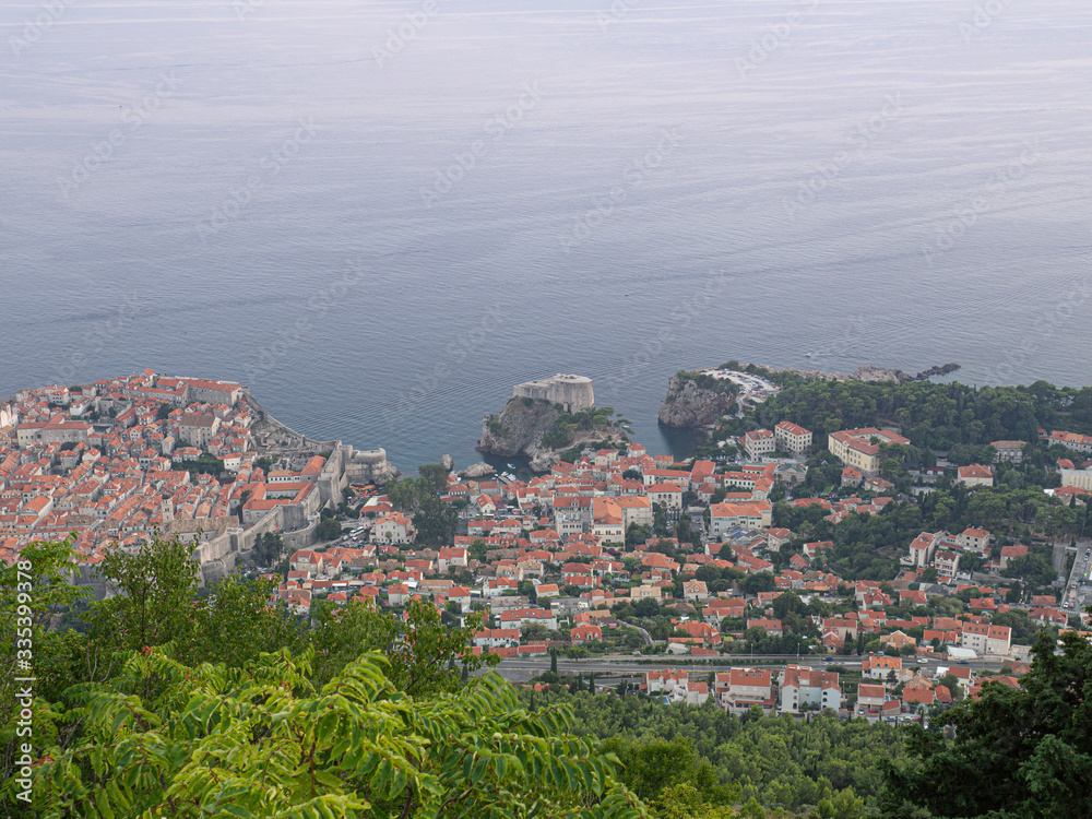 Vistas aéreas de la costa de Dubrovnik al atardecer, en Croacia, verano de 2019