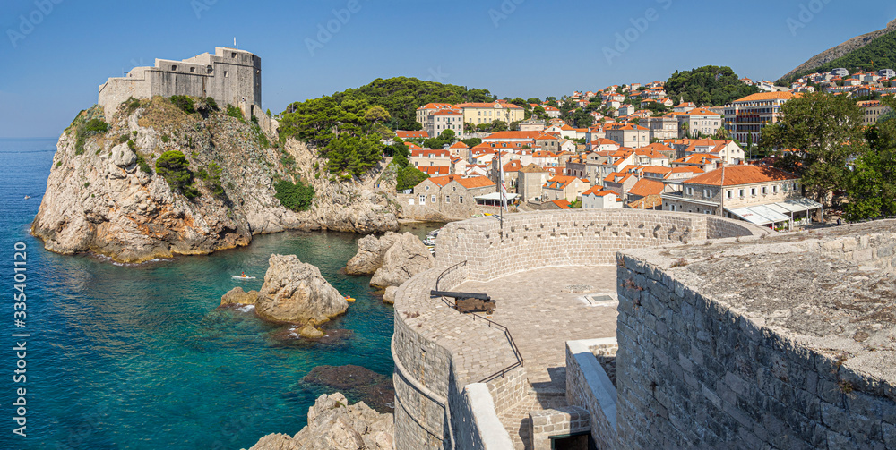 Vistas panorámicas de la bahía de aguas transparentes turquesa y esmeralda y del pueblo de Dubrovnik , desde las murallas, en Croacia, verano de 2019