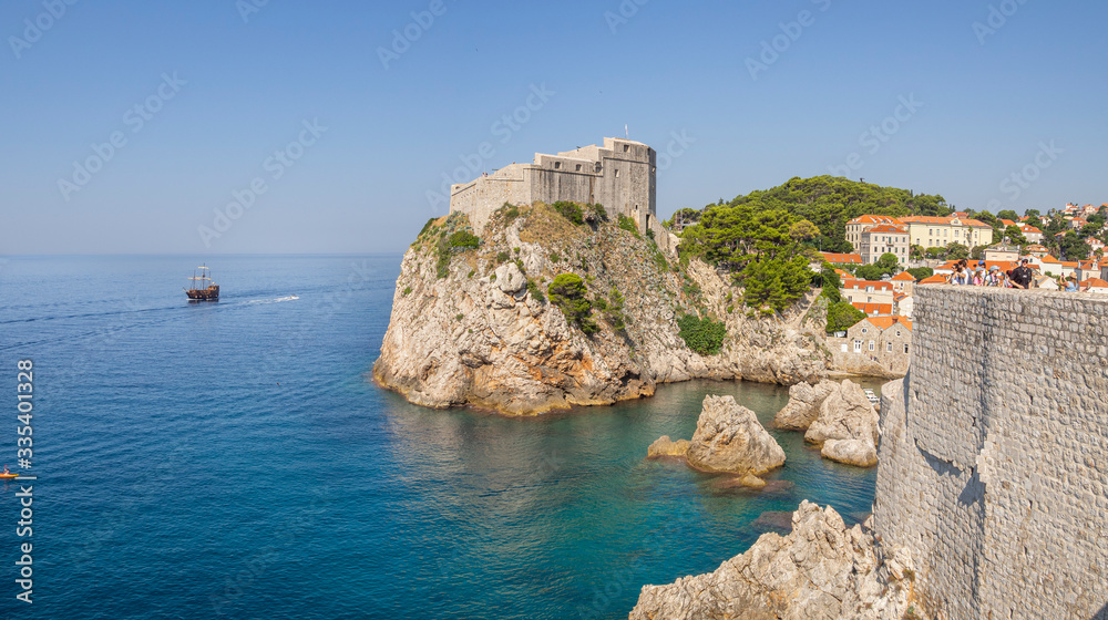 Vistas panorámicas, de la bahía de aguas transparentes turquesa y esmeralda, de Dubrovnik en Croacia, verano de 2019