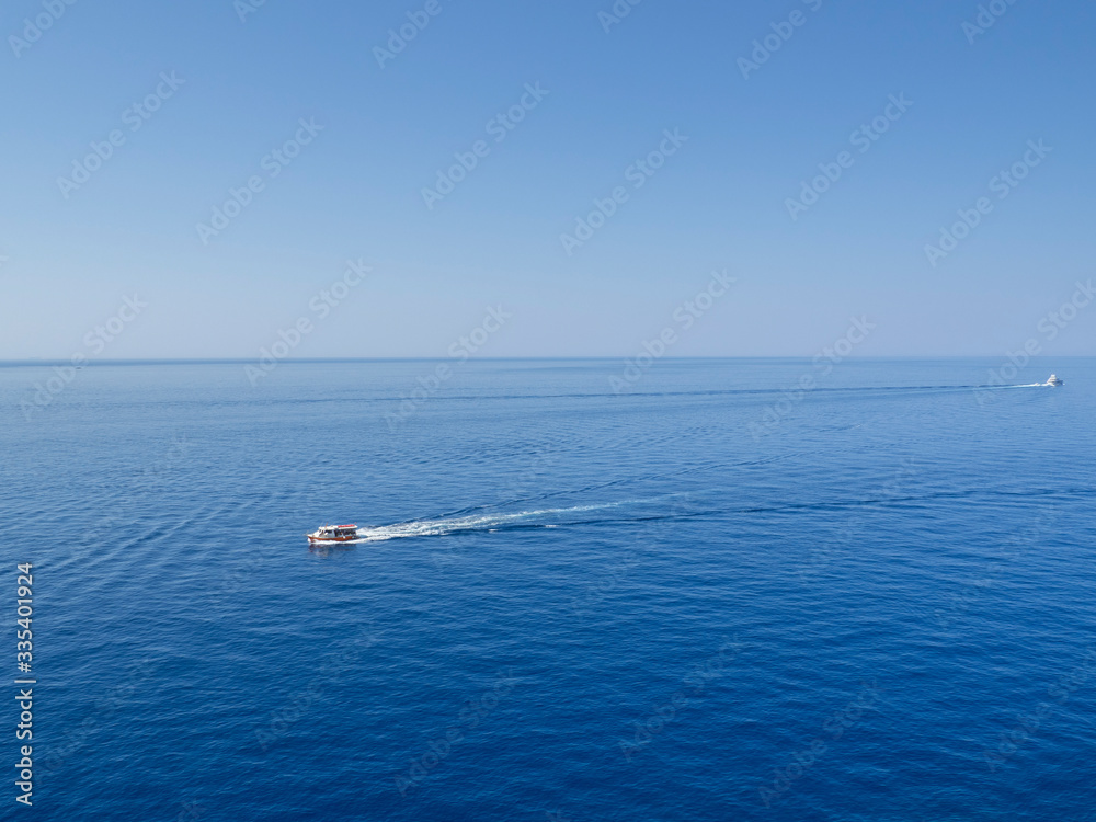 Mar azul con un barco navegando sobre las costas croatas de Dubrovnik, verano de 2019