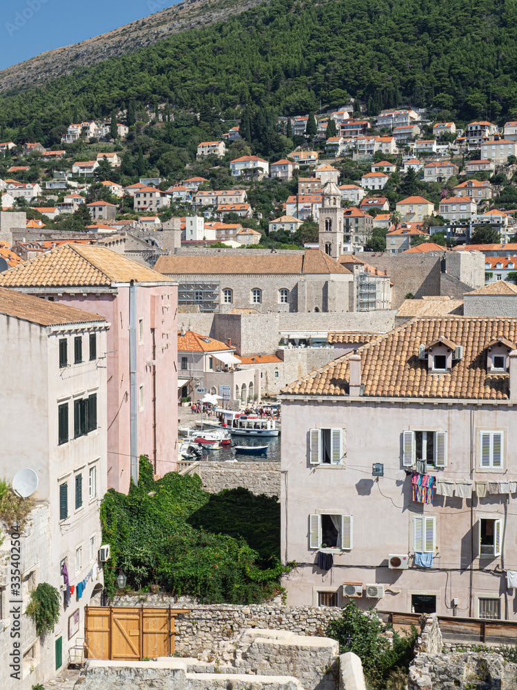 Vistas de los detalles de las casas de la ciudad de Dubrovnik, en Croacia, verano de 2019