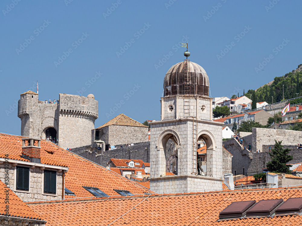 Vistas de casas y el campanario de la ciudad de Dubrovnik, en Croacia, verano de 2019