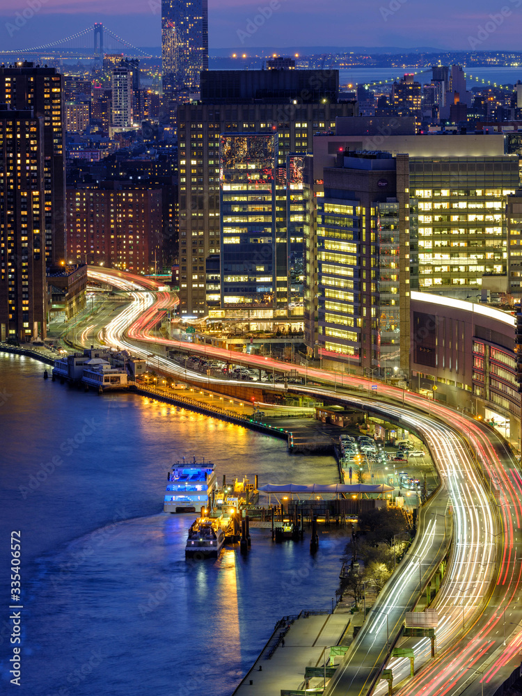 Naklejka premium New York City Skyline down the FDR Highway South