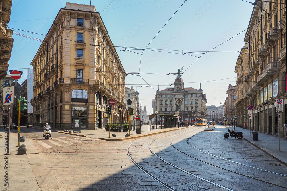 Obraz premium Piazza Cordusio a Milano, Italia, deserta durante la quarantena a causa del Corona virus - Civid 19.