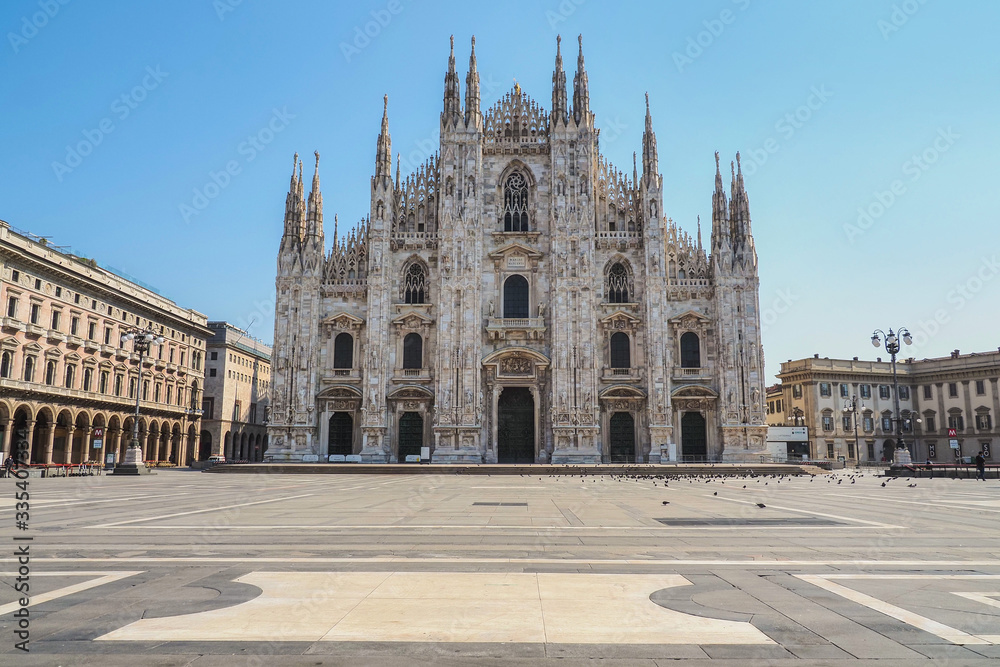 Milano, Italia: Piazza del Duomo deserta durante la quarantena a causa del Corona virus - Civid 19.
