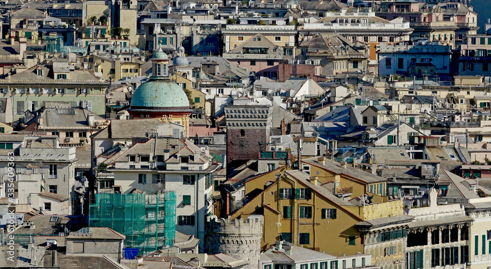 Veduta panoramica dei tetti delle case del centro storico della città di Genova. 
