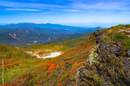 日本　快晴の栗駒山全山紅葉　神の絨毯にあるエメラルドグリーンの昭和湖 © masahiro
