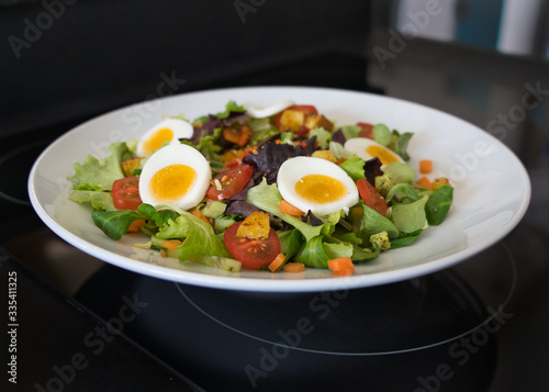 Gemischter veganer Bio Salat Teller mit Tomaten, Eier, Paprika, Feldsalast und Croutons, Produktbild