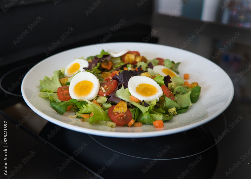 Gemischter veganer Bio Salat Teller mit Tomaten, Eier und Croutons, Prduktbild Gemischter veganer Bio Salat Teller mit Tomaten, Eier und Croutons, Prduktbild
