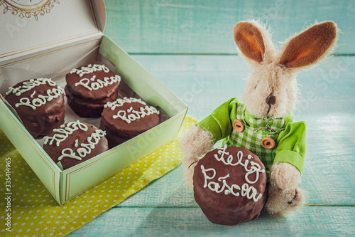 Plush rabbit with honey cookie chocolate covered written Happy Easter in a gift box - pão de mel