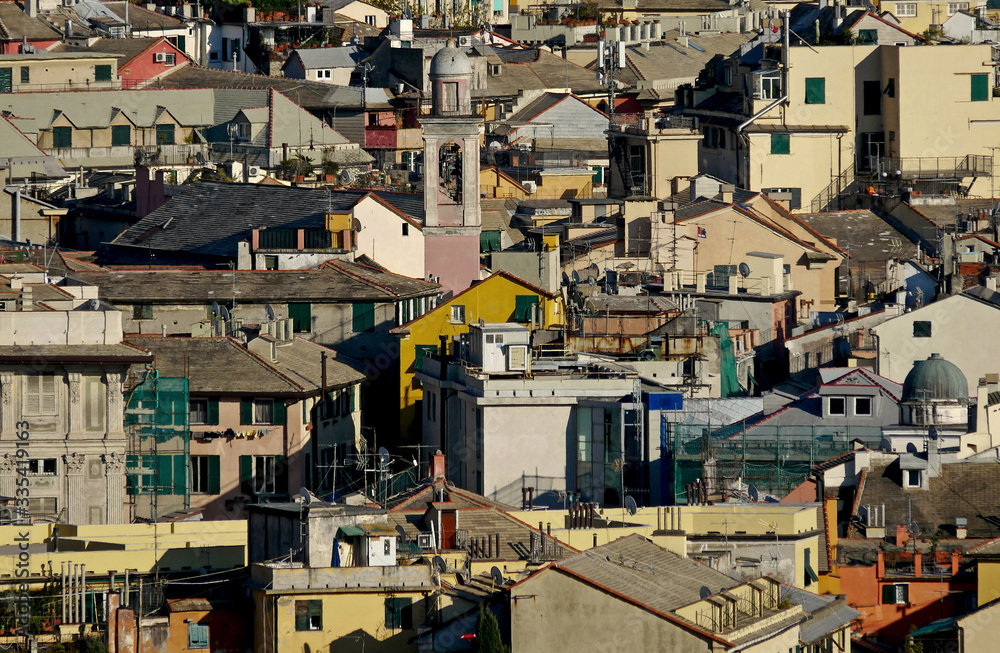 Veduta dei tetti del centro storico della città di Genova. 