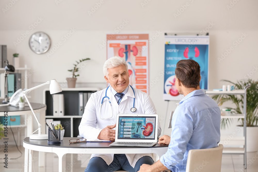 Obraz premium Young man visiting urologist in clinic