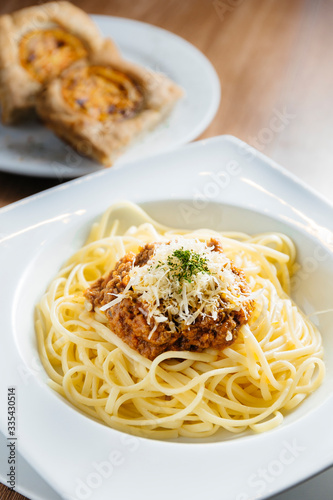 bolognese spaghetti with bread 