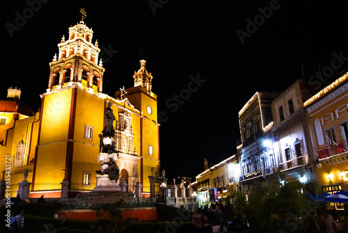Fachada de la Catedral de Guanajuato en el primer cuadro de la ciudad de Guanajuato en México.
