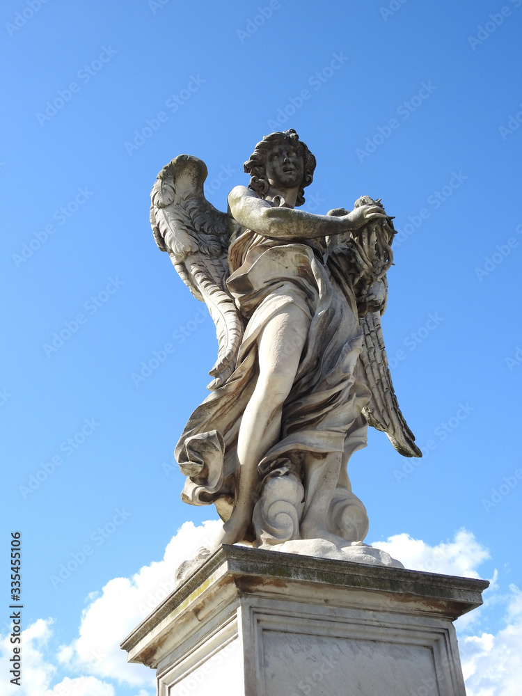 Escultura de angel sobre el puente de San Angelo en Roma, Italia