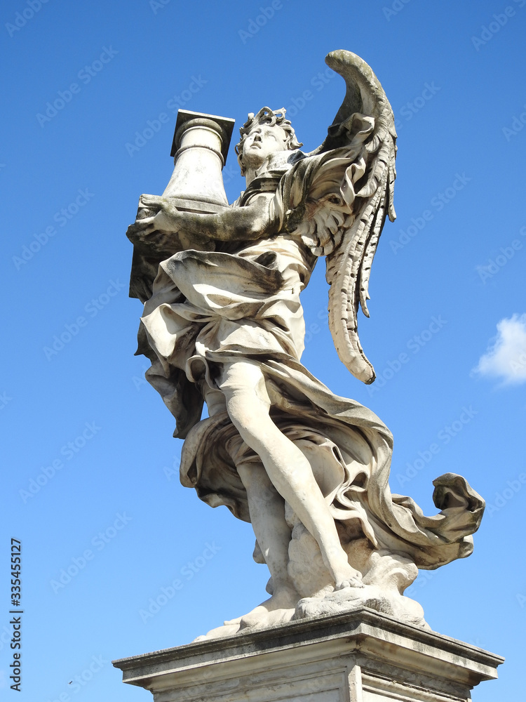 Escultura de angel sobre el puente de San Angelo en Roma, Italia