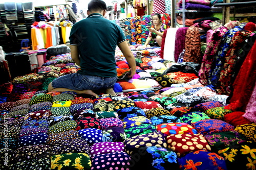 Foto Mercato Hanoi della seta con mercante o venditore in Vietnam