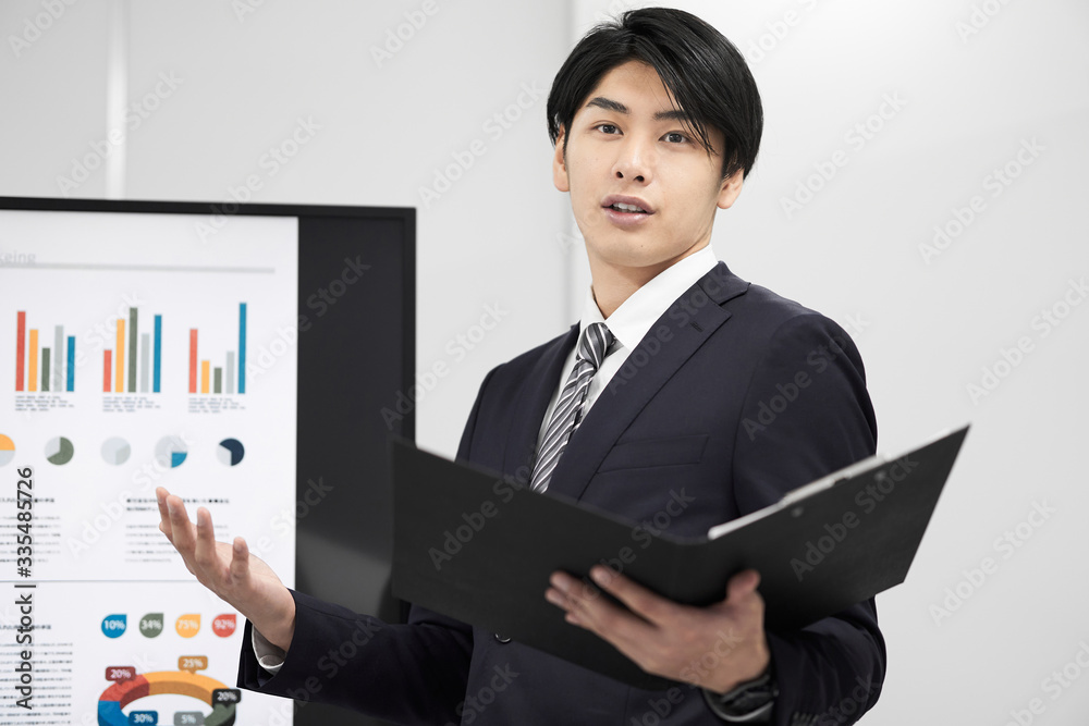 プレゼンをする日本人男性ビジネスマン Stock Photo Adobe Stock