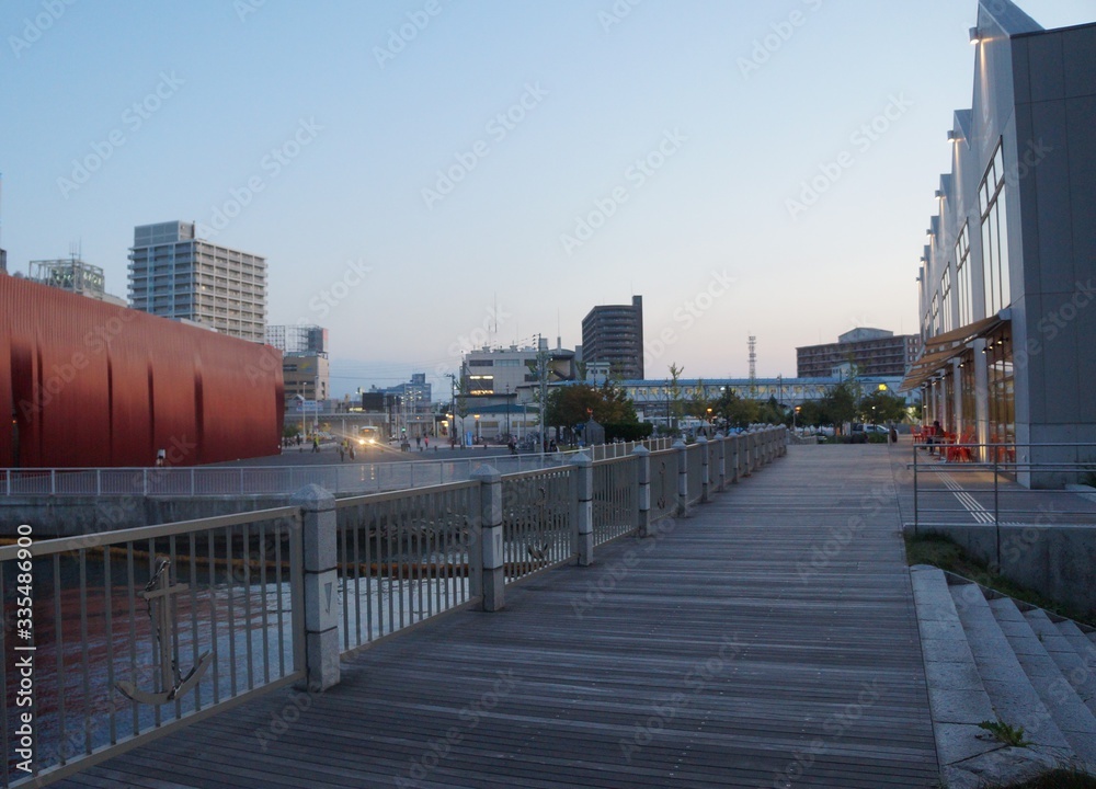 It is a photograph around Aomori Station. There are beautiful buildings and the sea (Mutsu Bay).