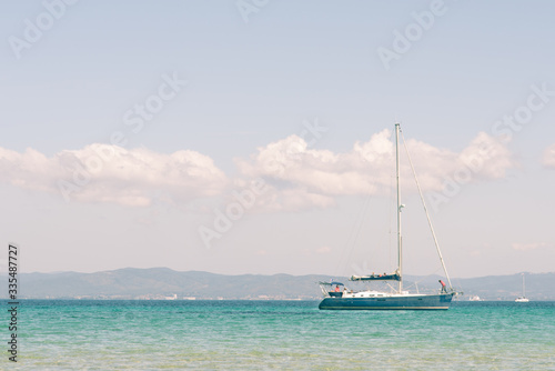 un bateau sur la mer méditerranée en côte-d'azur pour les vacances.