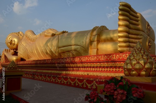 Riesiger goldener schlafender Buddha in Vientiane, Laos