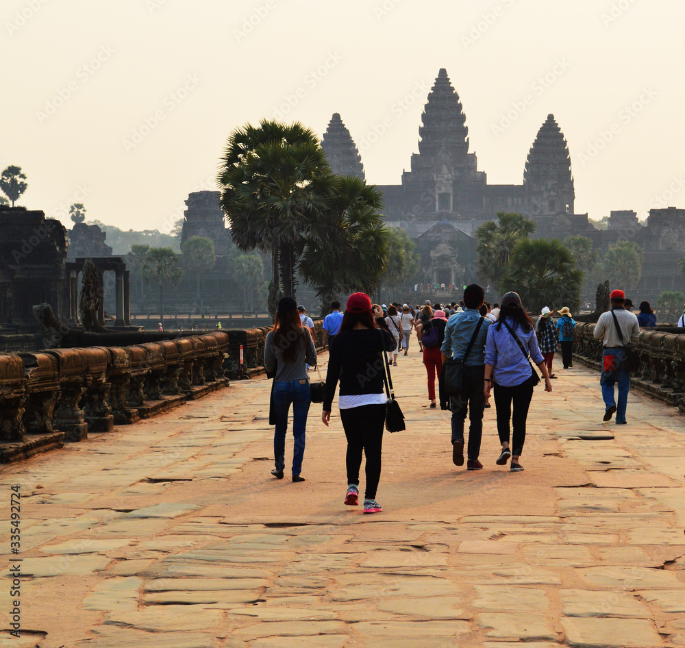 Obraz premium Travelers come to see Angkor Wat in Cambodia