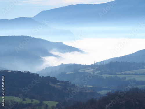 manto de niebl sobre las montañas de los pirineos, huesca, aragon, españa, europa
