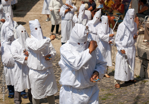 Billede på lærred hooded men (battenti) beat their chest with a sponge with a nail, losing blood d