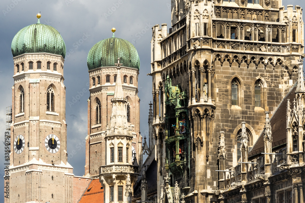 Urlaub in Deutschland (München): Neues Rathaus und Frauenkirche, vom Alten Rathaus her gesehen