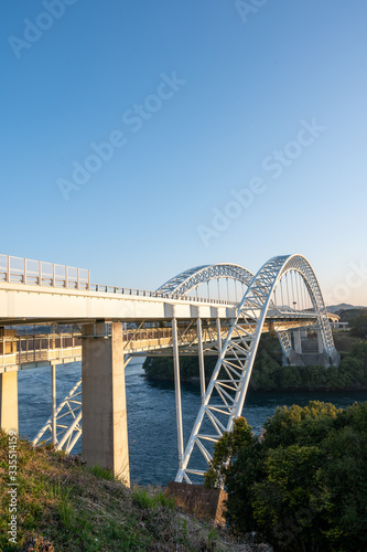 朝日に照らされる新西海橋 © 章吾 末川