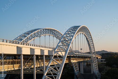 朝日に照らされる新西海橋 © 章吾 末川
