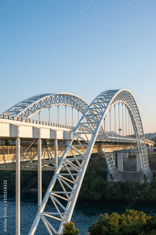 Fototapeta premium 朝日に照らされる新西海橋