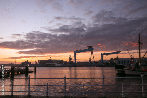 maritimes Flair am Kieler Hafen, Kräne, Werft, Kiel
