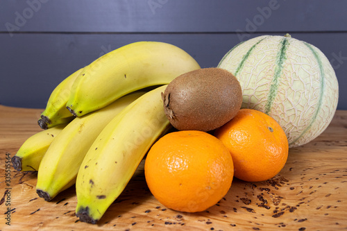 Fruits, bananes, kiwis, mandarines, melon