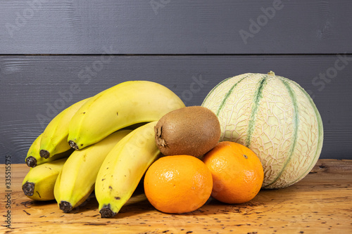 Fruits, bananes, kiwis, mandarines, melon