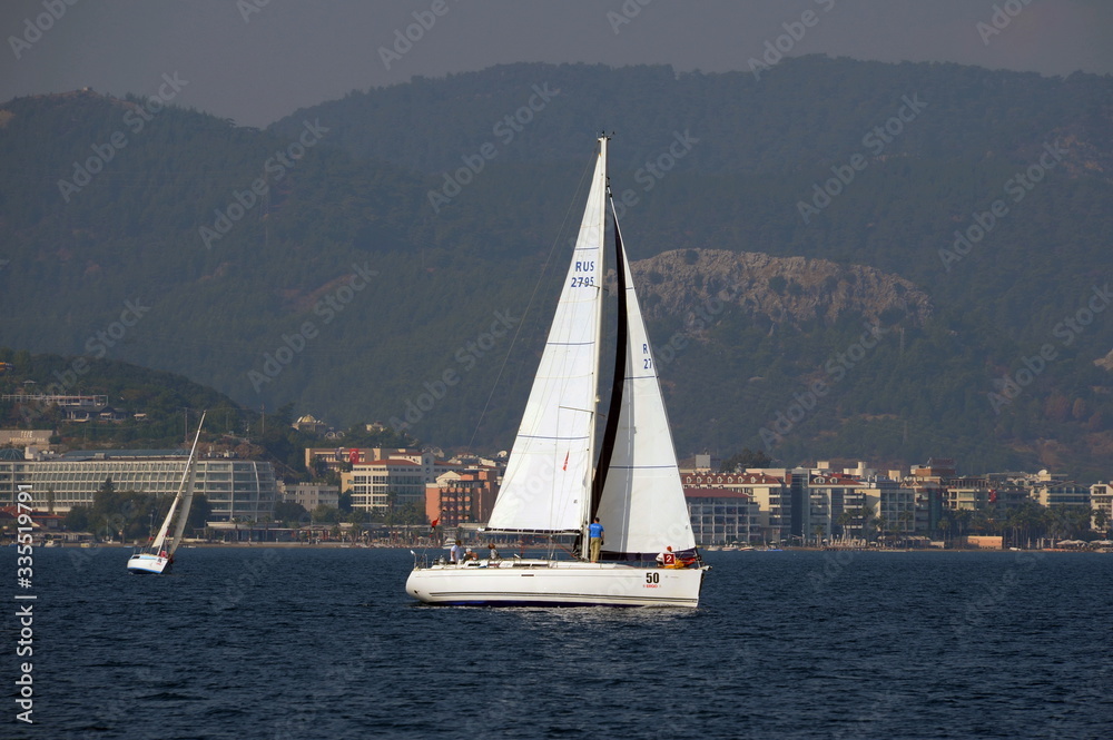 Obraz premium Yachts in the bay near the Turkish city of Marmaris