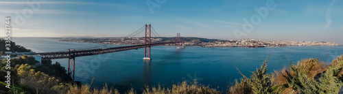 Panorama von Lissabon mit Brücke Ponte 25 de Abril