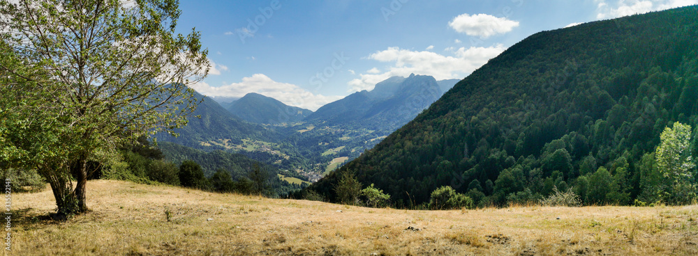 Fototapeta premium Paysage du massif de la Chartreuse, vallée du Cozon, France