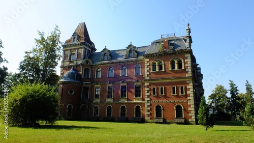 Pałac w Krowiarkach. W latach 1949 - 1959 r. siedziba Państwowego Domu Dziecka