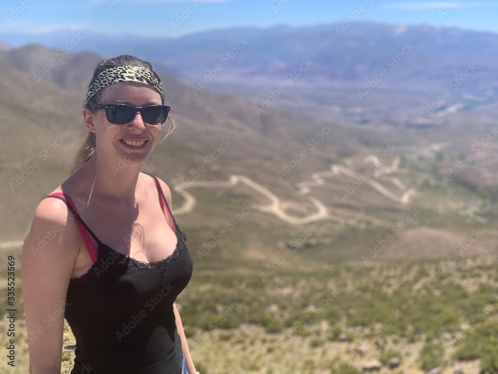 Jeune femme devant un paysage de route sinueuse d'Argentine en Amérique du Sud