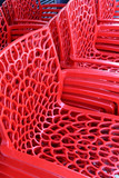 Chaises en plastiques rouges alignées sur une terrasse de restaurant. Fermeture adminsitrative et gouvernementale. Coronavirus. Covid-19. Saint-Gervais-les-Bains. Haute-Savoie. France.