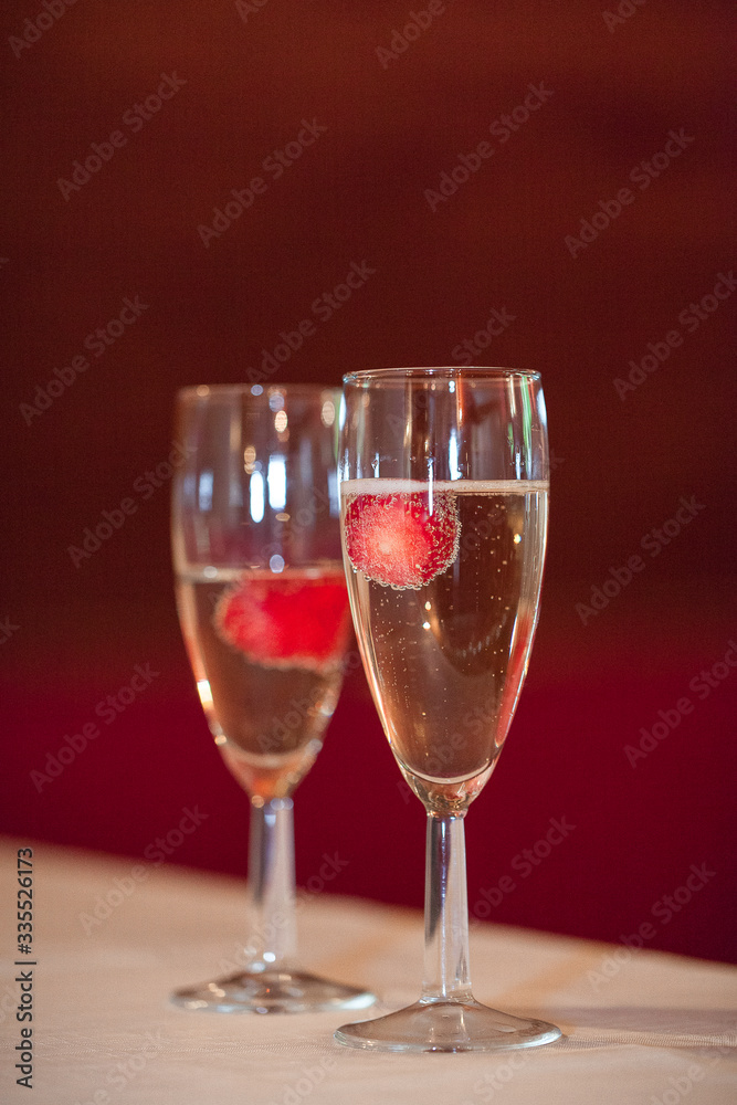 Fototapeta premium Kieliszki z alkoholem i truskawkami, szampan, celebracja