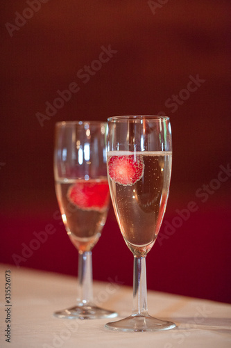 Kieliszki z alkoholem i truskawkami, szampan, celebracja