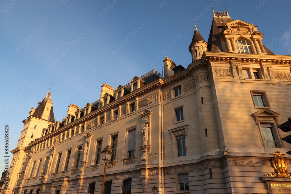 Fototapeta premium Palais de Justice de Paris, façade sud, quai des Orfèvres sur l'île de la Cité (France)
