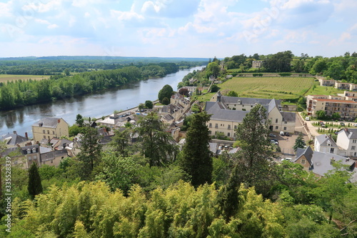 Chinon, panorama sur la ville, le fleuve de la Vienne et la campagne environnante (France) photo