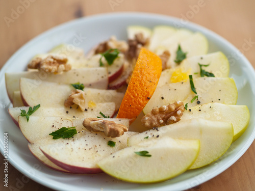 frisch geschnittene Äpfel mit Walnüssen und Orangensaftdressing