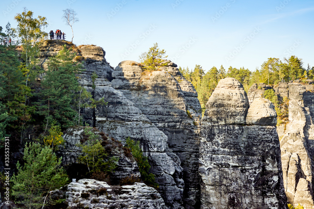 Urlaub in Deutschland: Felsformationen in der Bastei in der Sächsischen Schweiz: Aussichtsplattform auf der Lokomotive
