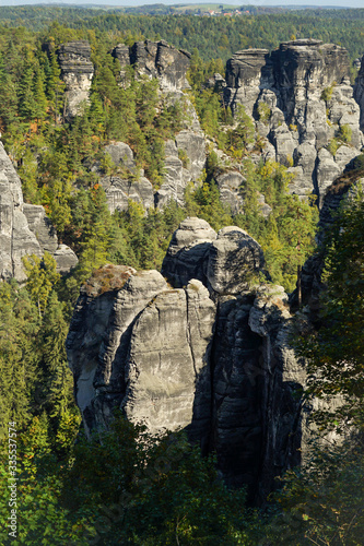 Urlaub in Deutschland: Felsformationen in der Bastei in der Sächsischen Schweiz: Blick über den Rudolf-Holtz-Turm zum Ferdinandstein photo